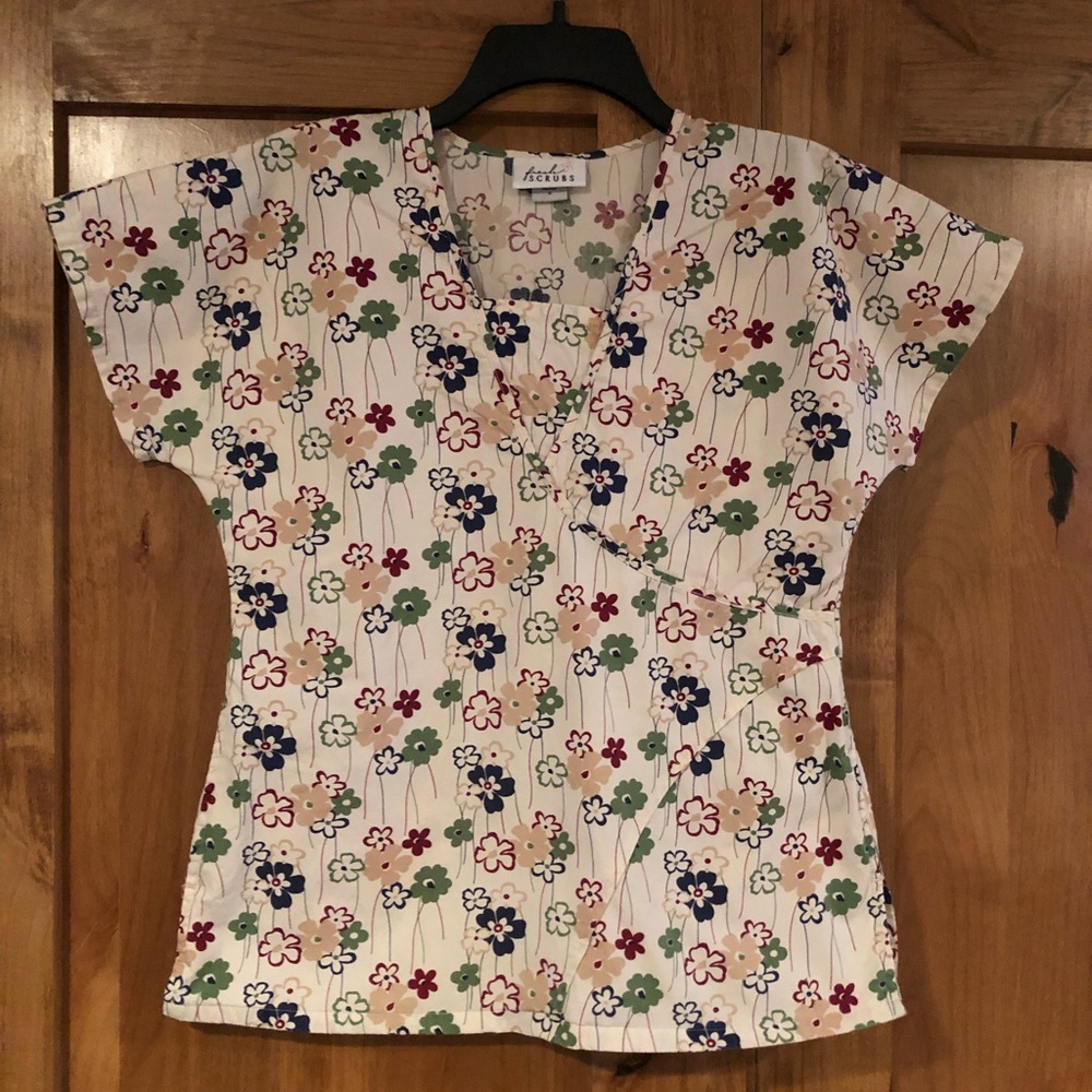 Fresh Scrubs floral scrub top size small.